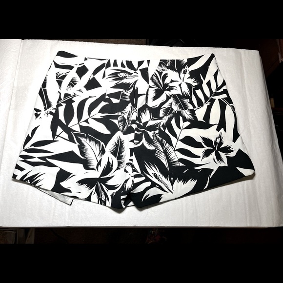 Express Black/White high waisted short - Picture 3 of 4